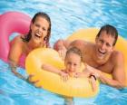 Νεαρό ζευγάρι με την κόρη τους στην πισίνα
